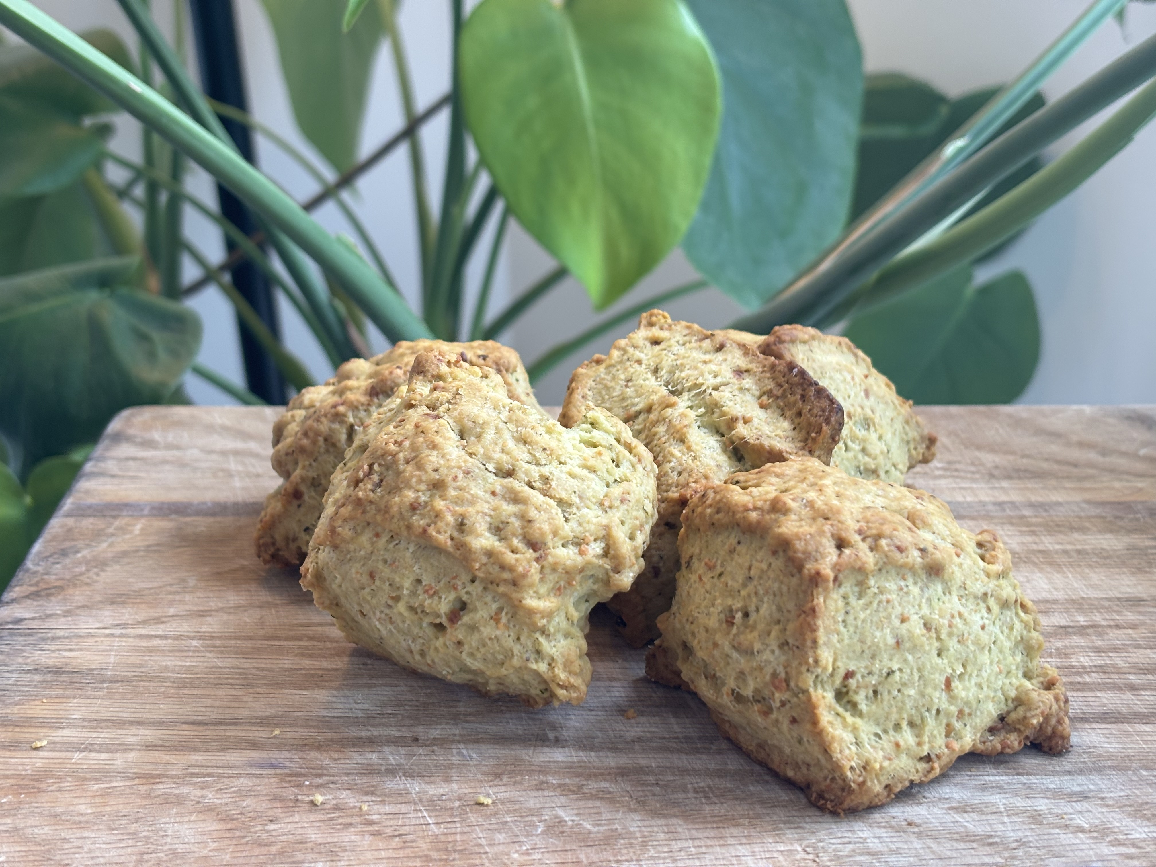 Savory Basil Pesto Scones (Scones Salés)